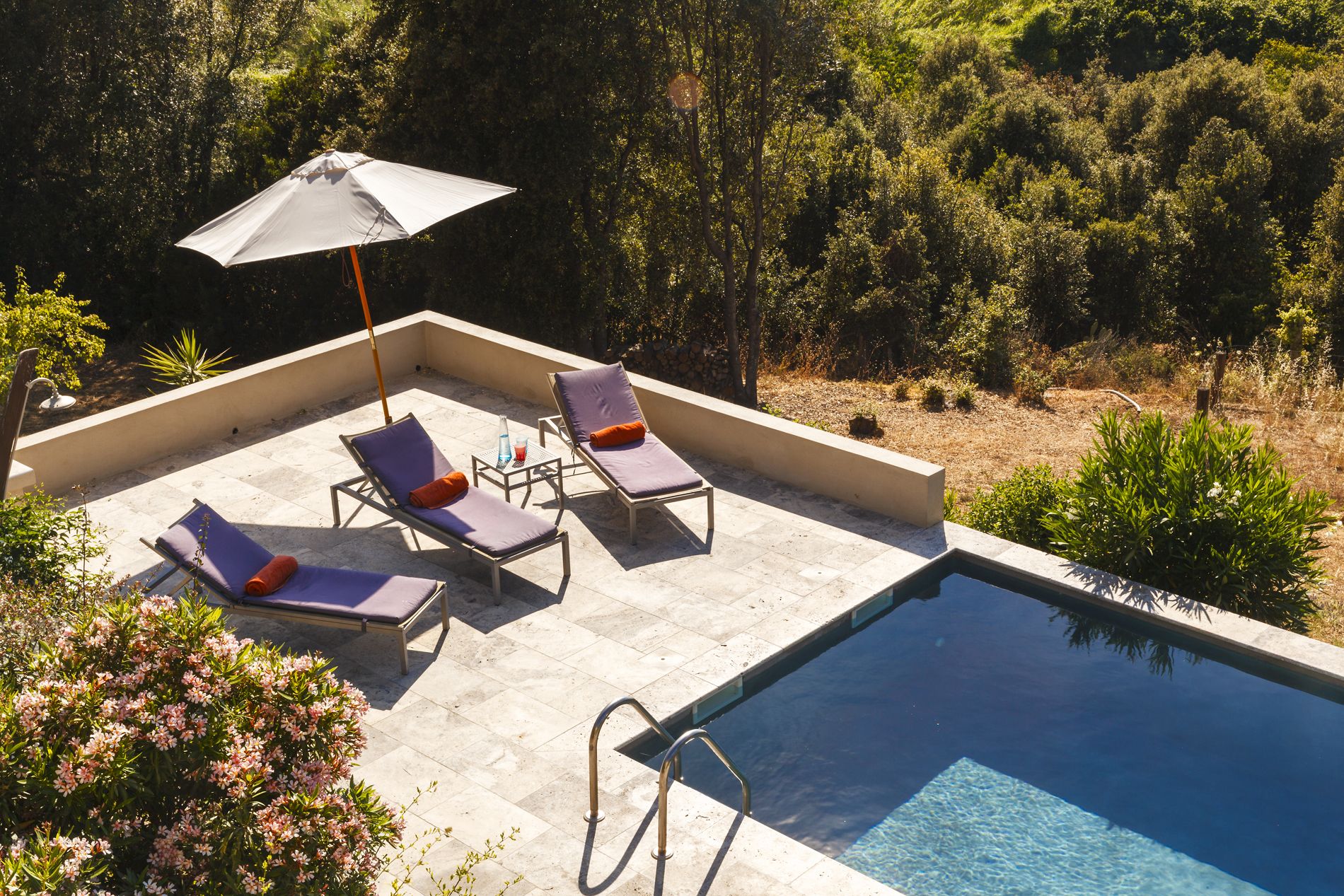 Una piscina al aire libre de temporada