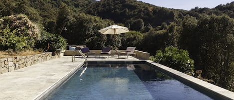 Una piscina al aire libre de temporada