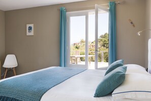 Dubbelrum - terrass | Mörkläggningsgardiner, strykjärn/strykbräda och gratis barnsängar