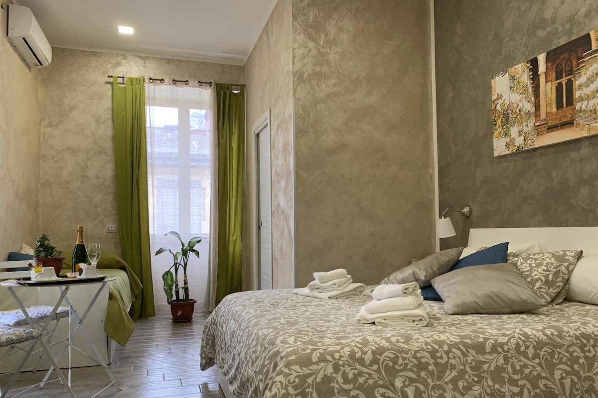 Suite familiar, balcón | 1 habitación, caja de seguridad en la habitación y escritorio