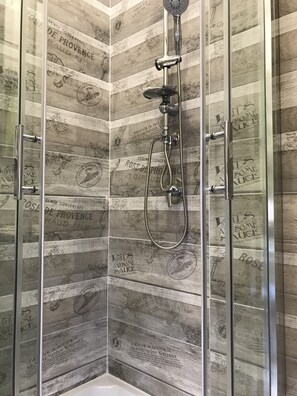 Family Suite, Balcony | Bathroom | Shower, rainfall showerhead, free toiletries, hair dryer - Joy Naples (Naples)