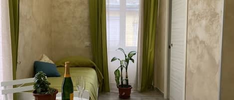 Suite familiar, balcón | 1 habitación, caja de seguridad en la habitación y escritorio