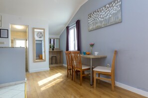 公寓, 1 間臥室, 露台, 海景 (A8) | 起居區 | 平面電視