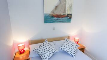 WiFi (free), bed sheets