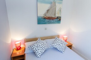 Setrika/meja setrika, tempat tidur lipat/tambahan, dan Wi-Fi gratis