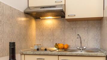 Apartemen, 1 kamar tidur, teras, pemandangan laut (A7) | Dapur kecil pribadi | Lemari es, kompor, peralatan masak/sendok-piring, dan tisu