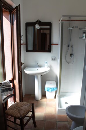 Regadera, amenidades de baño gratuitas, secadora de cabello, bidet 