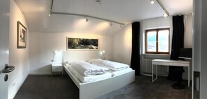 House (incl. 150€ cleaning fee) | Desk, blackout drapes, iron/ironing board, free WiFi