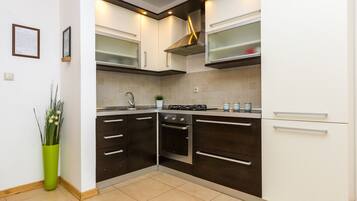 ثلاجة، فرن، موقد طهي مسطح، مستلزمات طهي/أطباق/أوعية