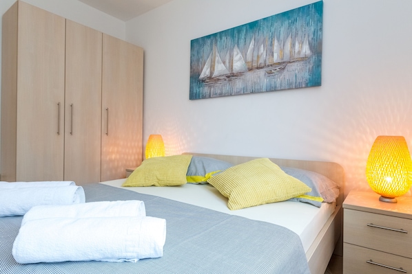 Individually furnished, iron/ironing board, free WiFi, bed sheets