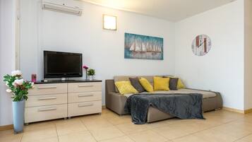 تلفزيون بشاشة مسطحة