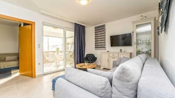 One-bedroom Apartment with Balcony - Annex Enjoy | Living area