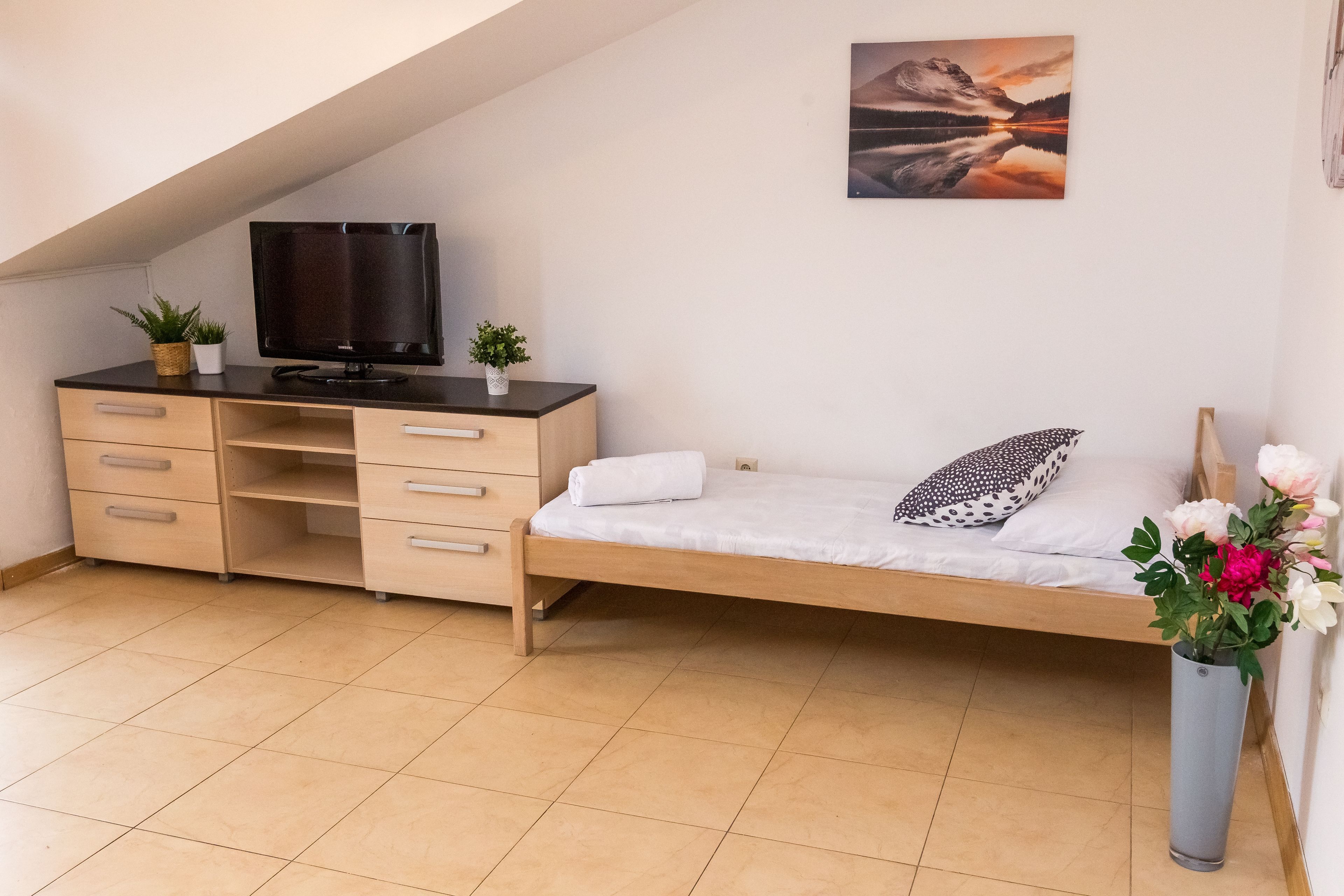 طراز فريد لكل وحدة ومكواة/لوح كي وواي فاي مجانًا وملاءات أسرّة