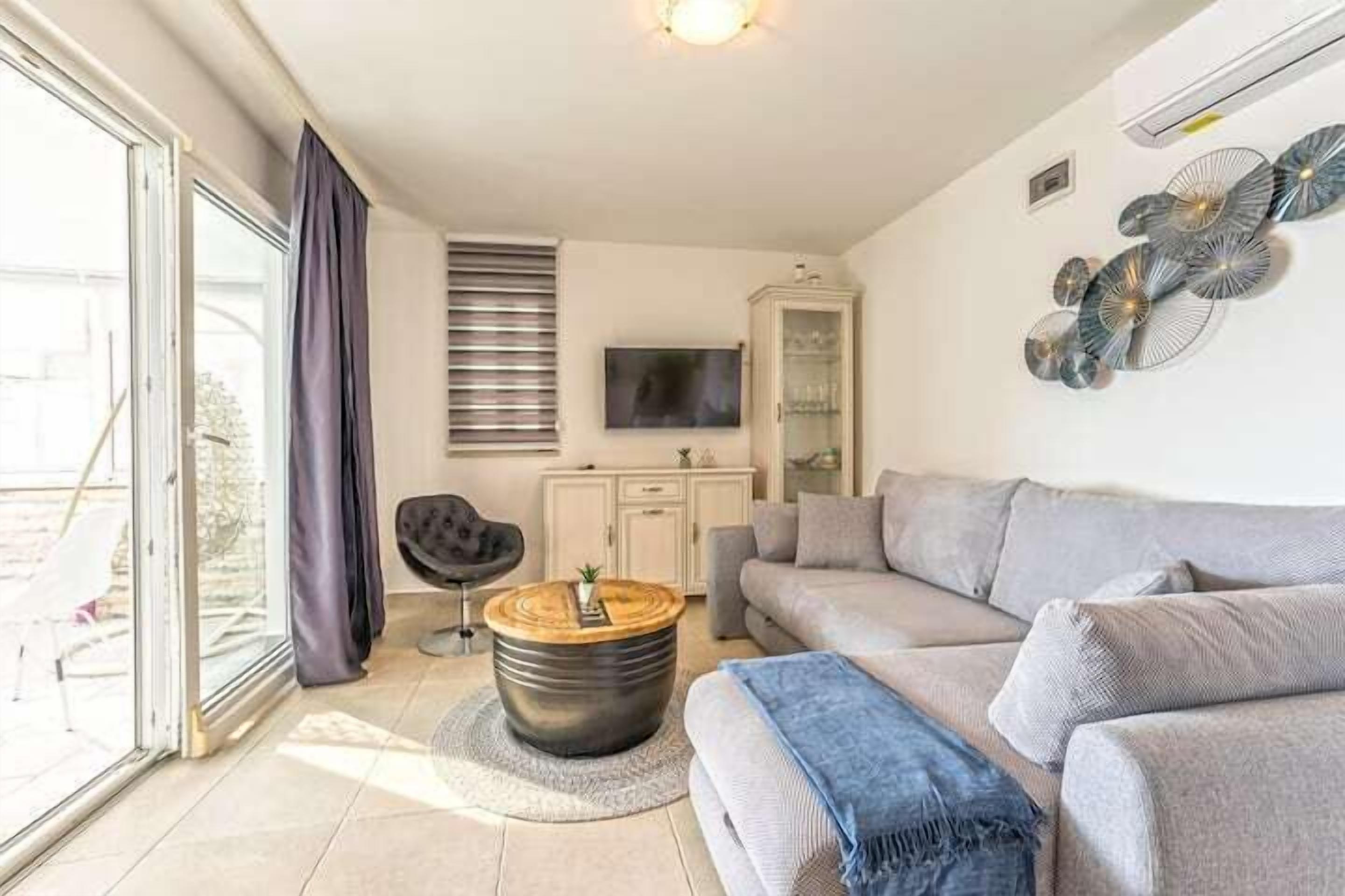 Apartament Deluxe | Sala d'estar | Televisor de pantalla plana 