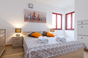 Appartement Confort, 2 chambres, terrasse (A9) | Ameublement unique, fer et planche à repasser, accès au Wi-Fi (inclus)