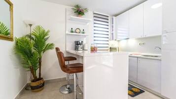 One-bedroom Apartment with Balcony - Annex Enjoy | Private kitchen