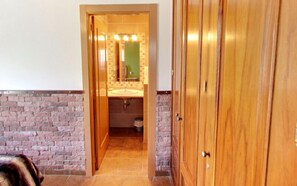 Habitación doble, vista al valle | Baño | Regadera, amenidades de baño gratuitas, secadora de cabello, toallas 