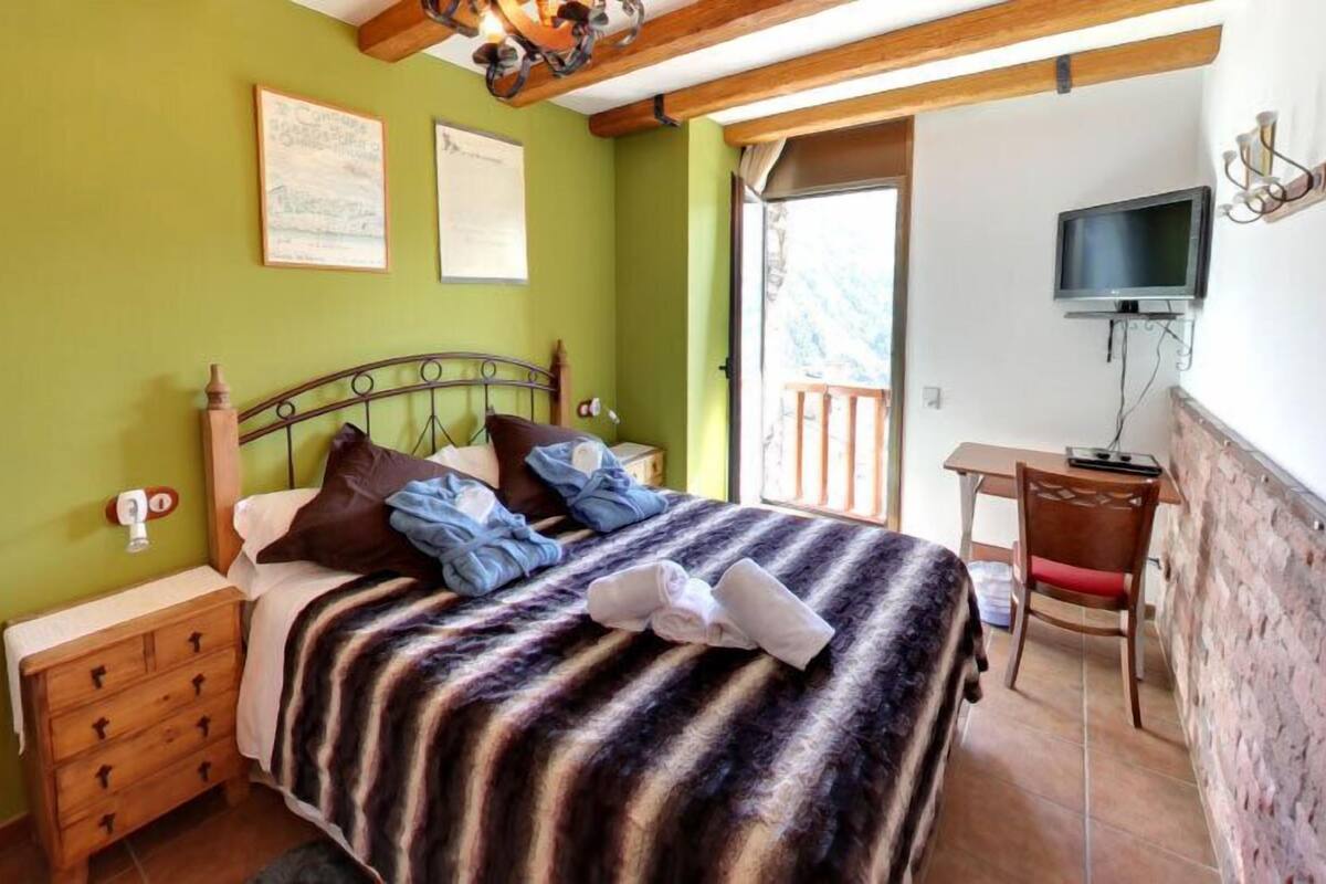 Double Room, Valley View | In-room safe, desk, WiFi (free), bed sheets