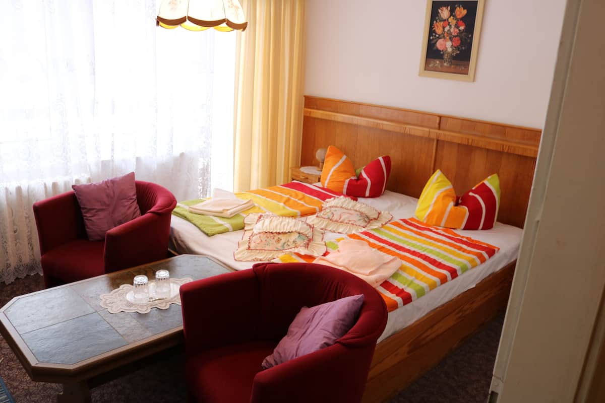 Habitación doble estándar, 1 cama King size, para no fumadores, vista al jardín | Cunas, camas extra, wifi gratis y ropa de cama