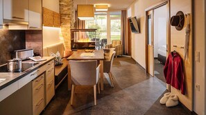 Apartment, 2 Bedrooms, Ground Floor | Wohnbereich | Flachbildfernseher