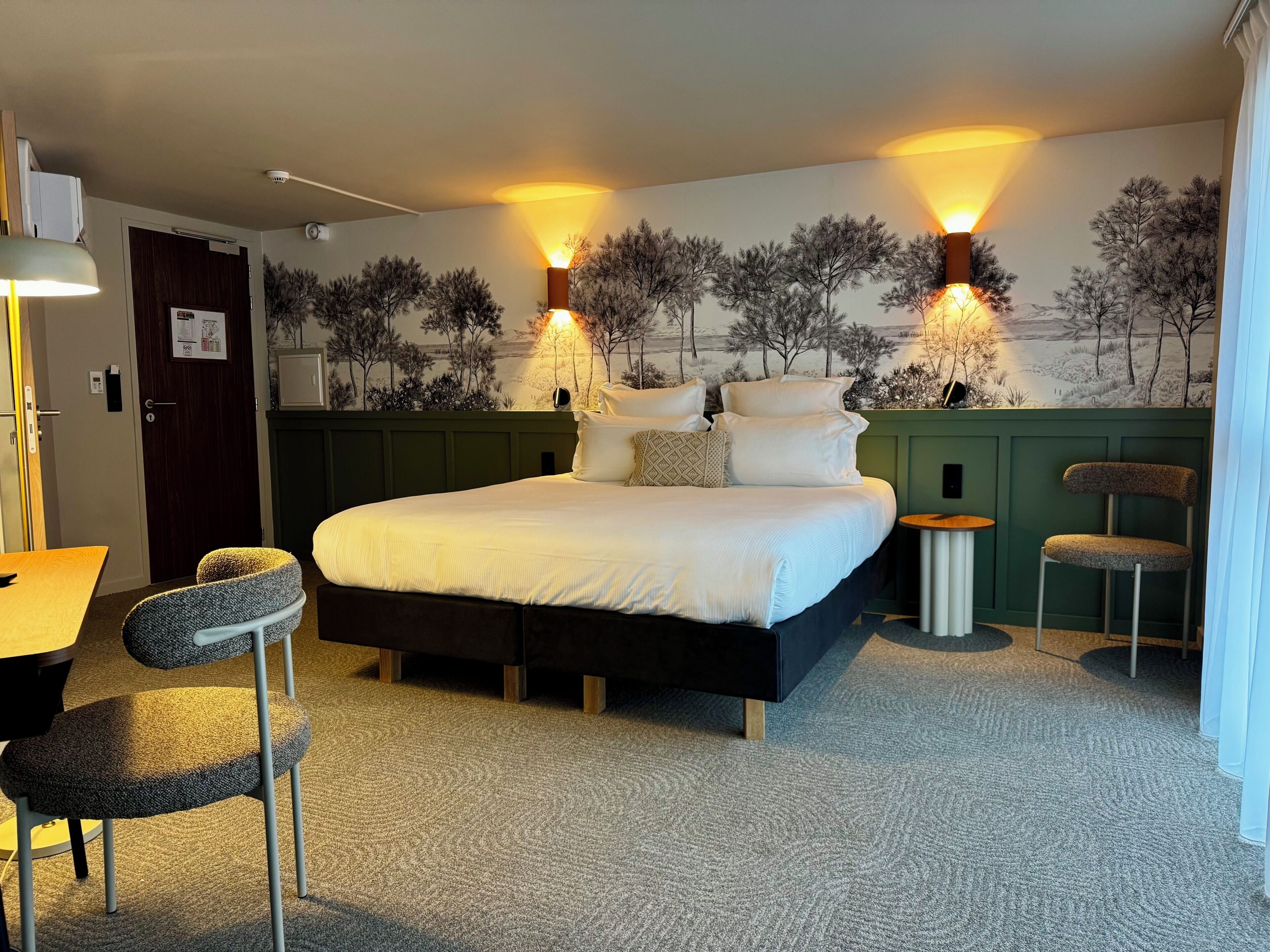 Chambre Lit King-Size Supérieure | Premium bedding, Select Comfort beds, individually decorated