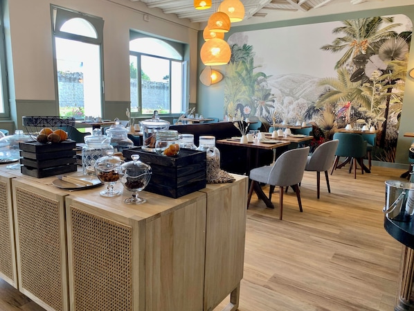 Petit déjeuner continental (13.5 EUR par personne)