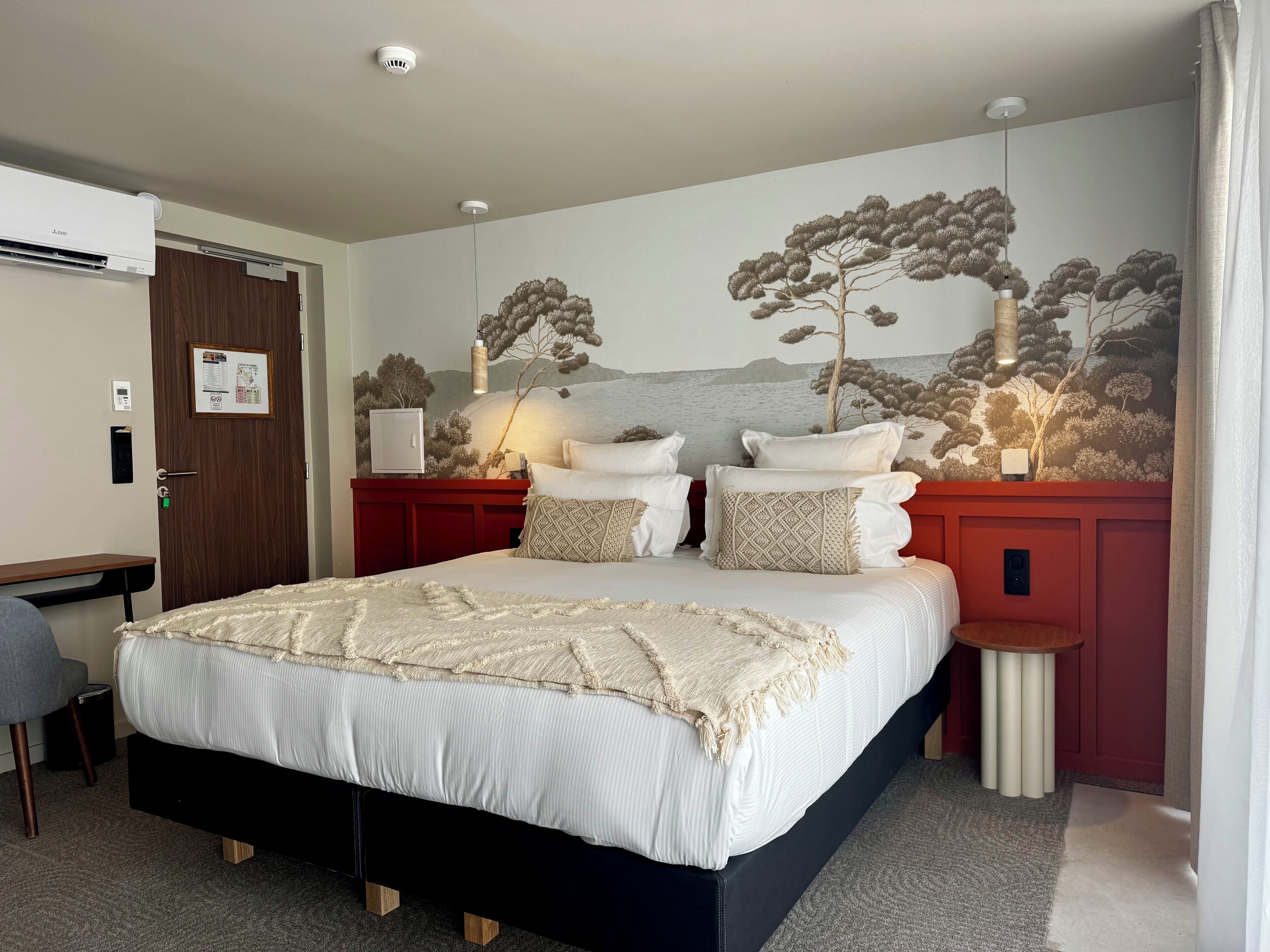 Chambre Lit King-Size Supérieure avec Terrasse | Roupas de cama premium, camas Select Comfort, individualmente decorados
