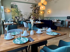 Desayuno continental diario (EUR 13.5 por persona)