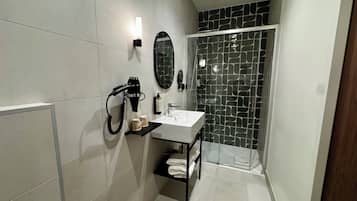 Chambre Lit King-Size Supérieure | Bathroom | Shower, rainfall showerhead, free toiletries, hair dryer