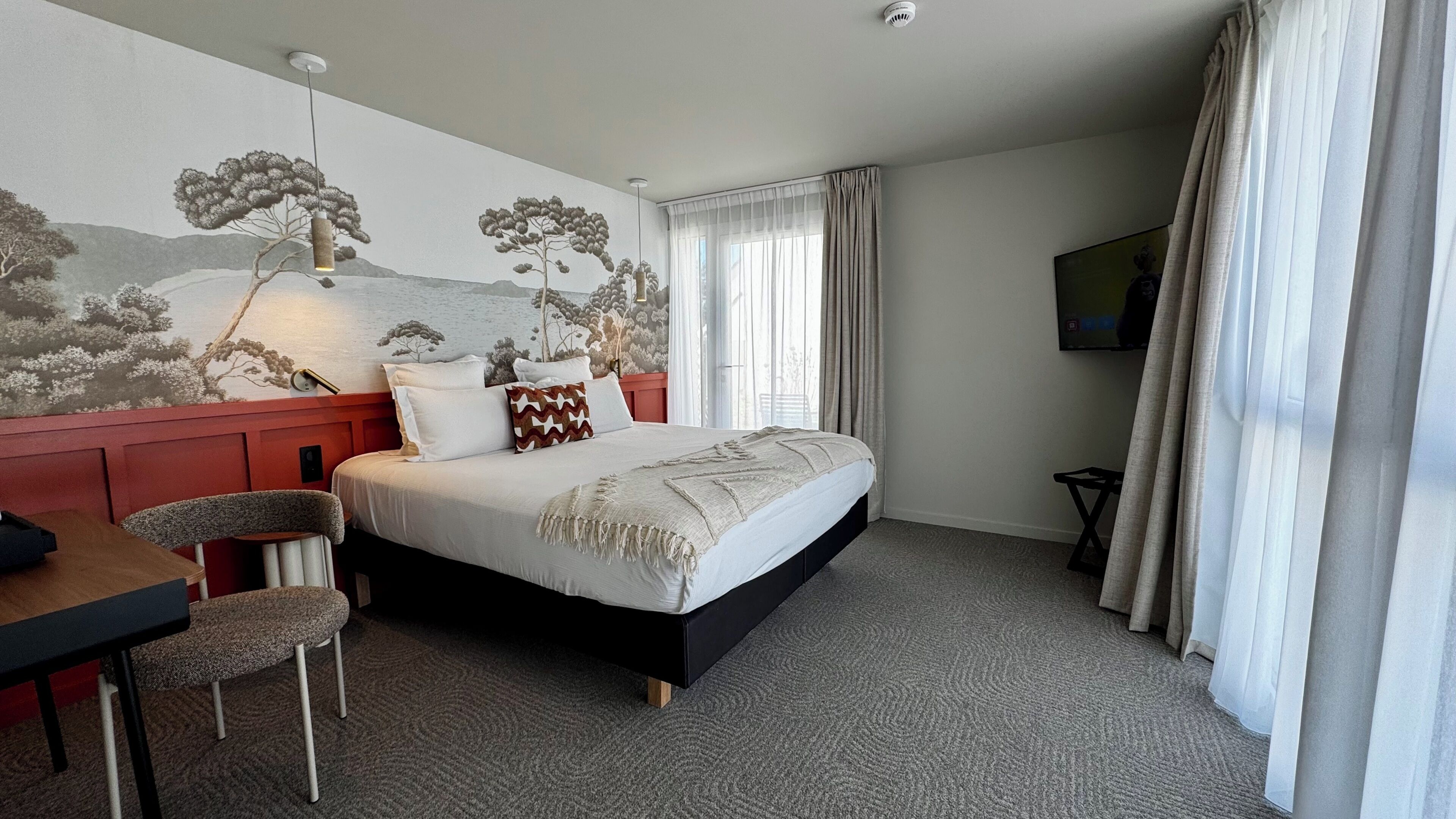Chambre PMR Lit King-Size Supérieure avec Terrasse | Premium bedding, Select Comfort beds, individually decorated
