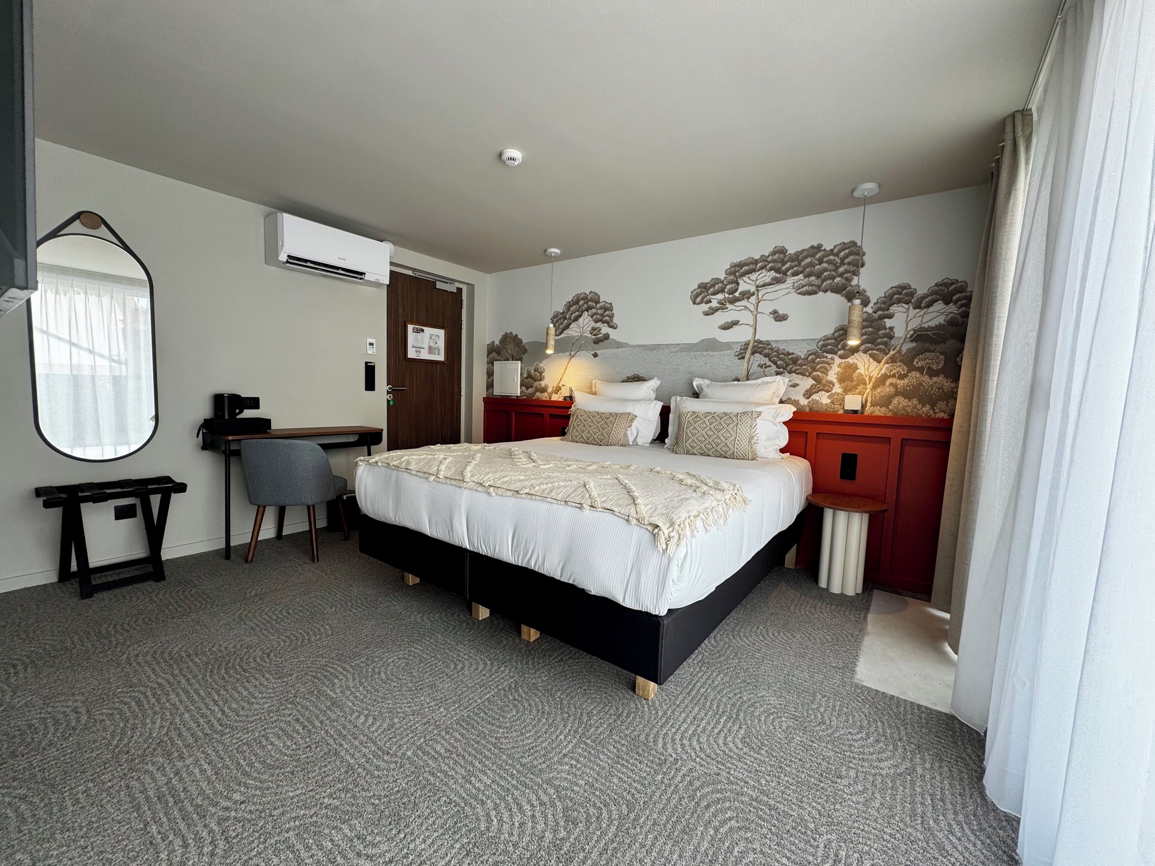 Chambre Lit King-Size Supérieure avec Terrasse | Premium bedding, Select Comfort beds, individually decorated