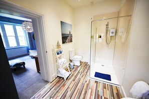 Habitación Deluxe, 1 cama doble, vistas al valle | Baño | Artículos de higiene personal gratuitos, secador de pelo y albornoces