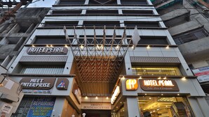 A hotel named HOTEL PEARL with a sign for MEET ENTERPRISE and ORIENT BUSINESS CENTRE. - Hotel Pearl (Vadodara)