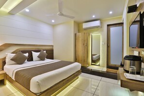 Super Deluxe Room | 1 bedroom, individually decorated, individually furnished, desk - Hotel Pearl (Vadodara)