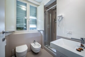 Huoneisto, 3 makuuhuonetta, kaupunkinäköala | Kylpyhuone | Suihku, sadesuihkupää, hiustenkuivaaja, bidee