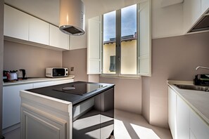 Appartamento, 3 camere da letto, vista città | Cucina privata | Frigorifero, microonde, piano cottura, lavastoviglie