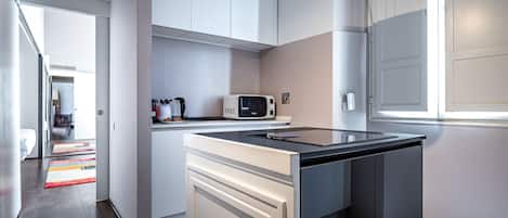 Apartamento, 3 quartos, vista para a cidade | Cozinha privada | Geladeira, micro-ondas, cooktop, lava-louças