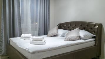 Luxury Apartment, Jetted Tub (3) | Free WiFi, bed sheets