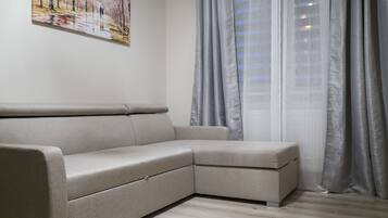 Luxury Apartment, Jetted Tub (3) | Free WiFi, bed sheets