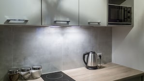 Fridge, microwave, stovetop, electric kettle - Apartamenty Luxury - Sybirakow 10 (Bialystok)