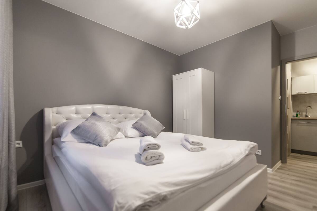 Apartamento Deluxe, bañera de hidromasaje (3) | Tabla de planchar con plancha, wifi gratis, ropa de cama