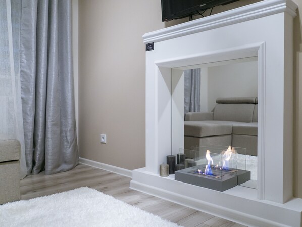 Tabla de planchar con plancha, wifi gratis y ropa de cama