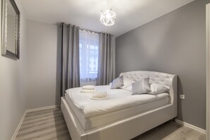 Tabla de planchar con plancha, wifi gratis y ropa de cama