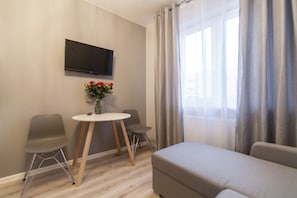 Tabla de planchar con plancha, wifi gratis y ropa de cama