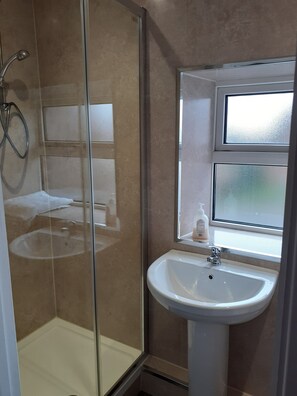 Family Quadruple Room, Multiple Beds | Bathroom - Crossroads House (Carlisle)