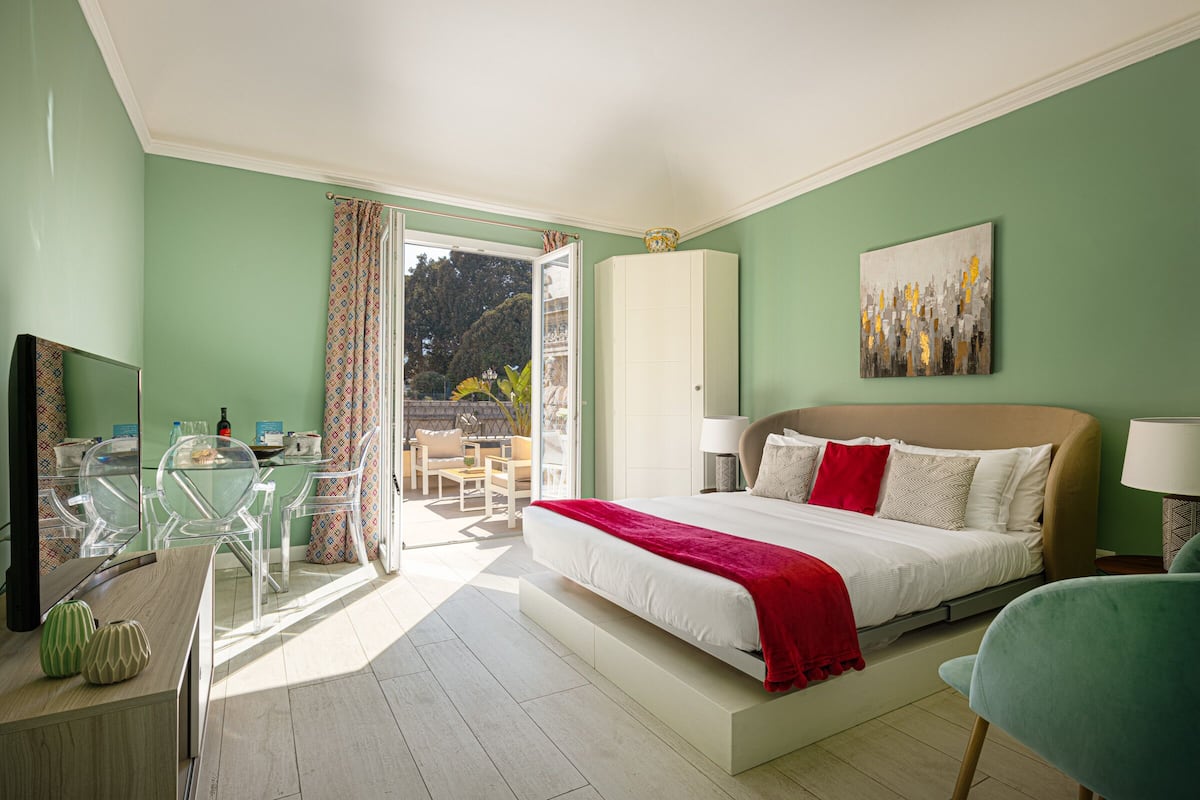 Une chambre moderne comprenant un lit, un bureau et un coin repas.