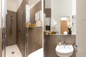 Superior tweepersoonskamer, 1 kingsize bed, balkon, uitzicht op de stad (Porta Carini) | Badkamer | Een douche,  milieuvriendelijk toiletgerief, een haardroger, pantoffels