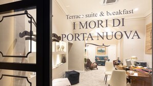 Une suite avec terrasse comprenant un coin petit-déjeuner, avec une table à manger, des chaises et un canapé.