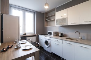 Studio (A) | Eget kök | Kylskåp, mikrovågsugn, spishäll och vattenkokare