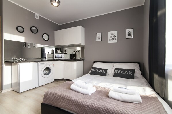 Studio (B) | Coin cuisine privé | Réfrigérateur, micro-ondes, plaque de cuisson, bouilloire électrique